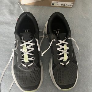 On Running Black Sneakers cloud runner 2